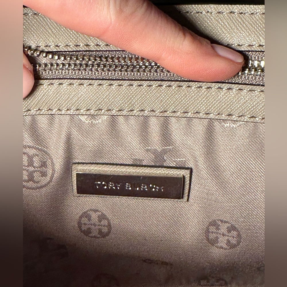 Tory Burch Robinson French Gray Crossbody EUC - Picture 7 of 8